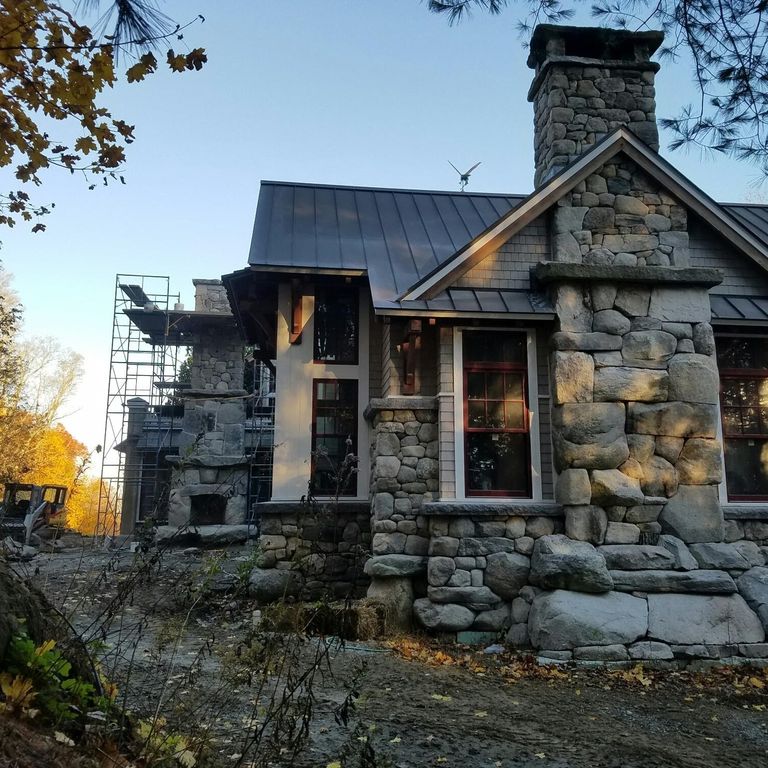 Application image for New England Fieldstone Mix - Veneer. The image shows this product being used in a full bed veneer application. The surface finish shown is weathered. The dominant color shown is black. The color mix creates a warm feeling.