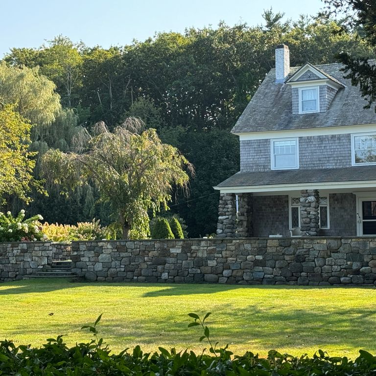 Application image for New England Fieldstone Mix - Veneer. The image shows this product being used in a full bed veneer application. The surface finish shown is weathered. The dominant color shown is gray.