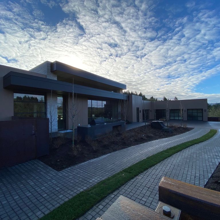 Application image for Pensy Black Granite - Flamed Cobblestones. The image shows this product being used in a driveway pavers application. Dominant colors shown are black and gray. The color mix creates a cool feeling.