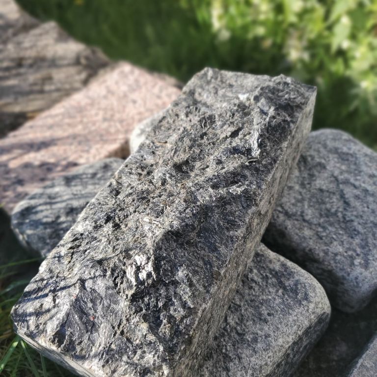 Application image for Labradorite Blue Seven Oceans - Natural Cobblestones. The dominant color shown is gray. The color mix creates a warm feeling.