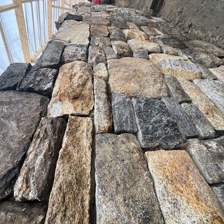 Best close-up image for New England Fieldstone - Barre Dark Veneer. The image shows this product being used for full bed veneer and thin veneer. The surface finish shown is weathered. Dominant colors shown are beige, gray and tan; with brown, green, orange/rust, purple, white and cream secondaries.