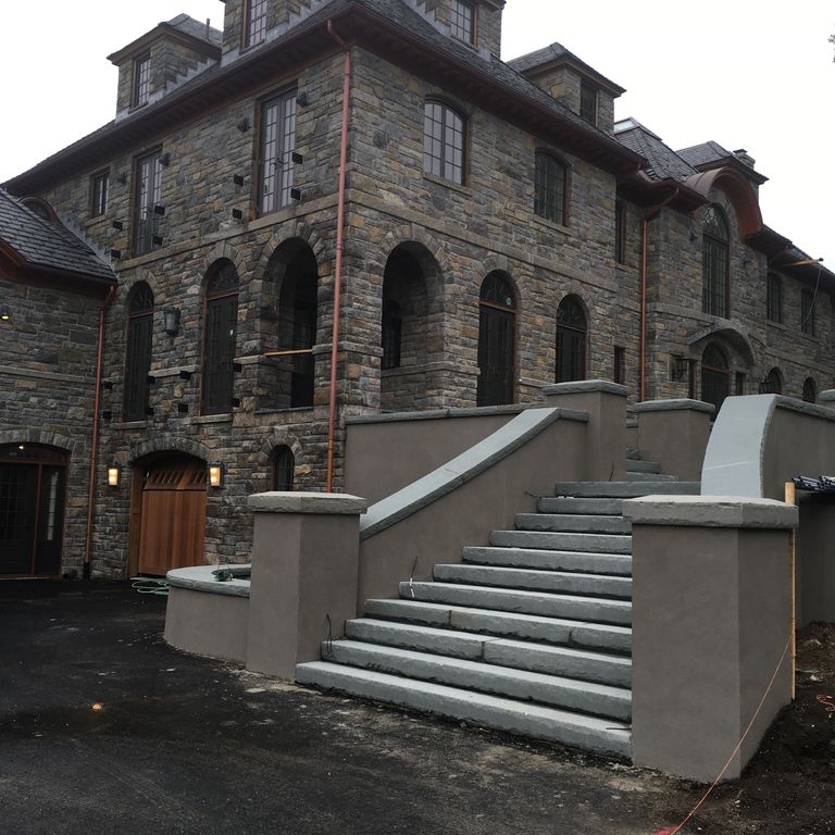 Application image for New England Fieldstone - Barre Dark Veneer. The image shows this product being used in a full bed veneer application. The surface finish shown is weathered. The dominant color shown is gray. The color mix creates a warm feeling.